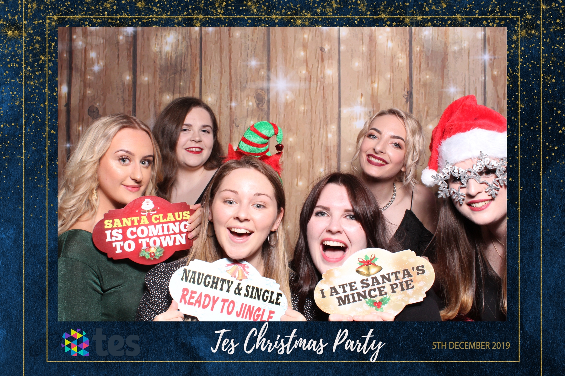 Tes Christmas party  | View more photos from the event at gallery.magicimages.uk/u/MagicImages/Tes-Christmas-party